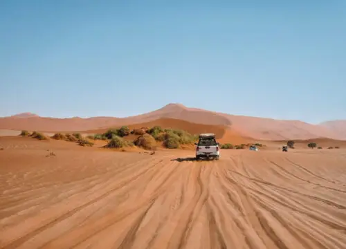 Sedan vs 4×4 Namibia Self-drive and Road Difficulty - Side-by-side Travel Advice Sedan vs 4×4 Namibia Self-drive and Road Difficulty – Side-by-side Travel Advice